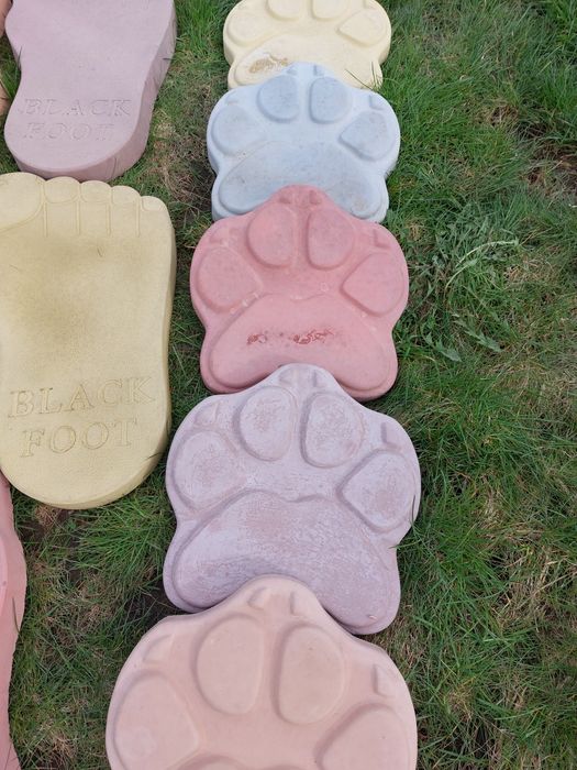 Лапи великана і малі для доріжок декор двору саду  200  грн і 150 грнї