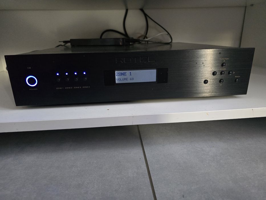 Wzmacniacz Multiroom Hi-Fi ROTEL C8 - 70W (140W mostek) Klasa AB
