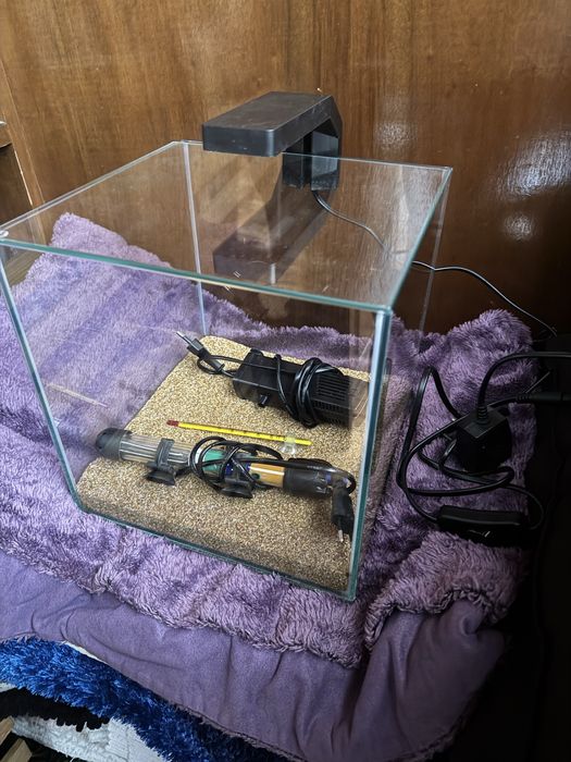 Vendo Aquário cubo com luz led