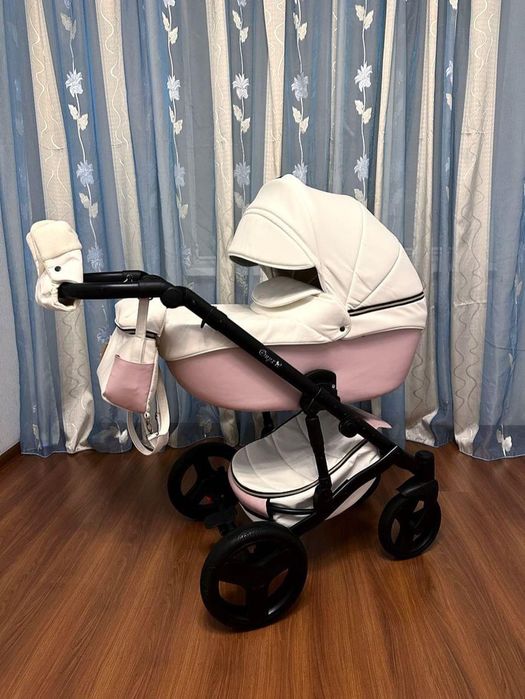 Візочок дитячий для дівчинки