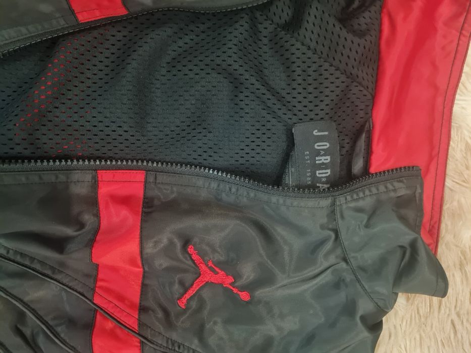 Jordan Sportswear AJ 5 w kolorze czarnym z czerwonymi detalami.