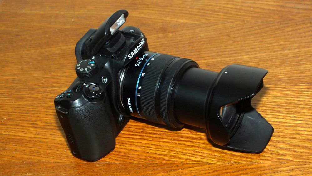 Беззеркальный компактный фотоаппарат Samsung NX10 Body / Объектив 18-55 мм