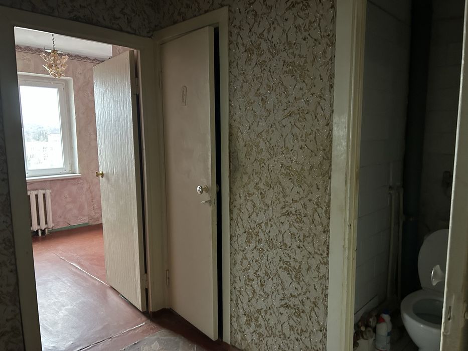 КРЕС вулНарвська  Продаж 3кім.квартири з величезною лоджією, новими вікнами, три окремі кімнати. Поміняю на однокімнатну квартиру без комісіі