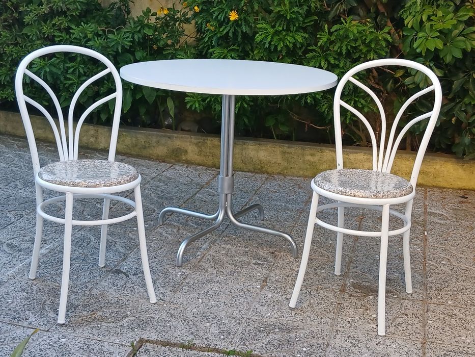 Vendo MESA e 2 CADEIRAS para interior ou exterior como nova. Possibilidade de entrega