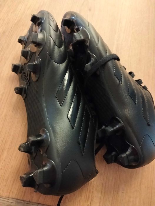 Chuteiras adidas* para despachar