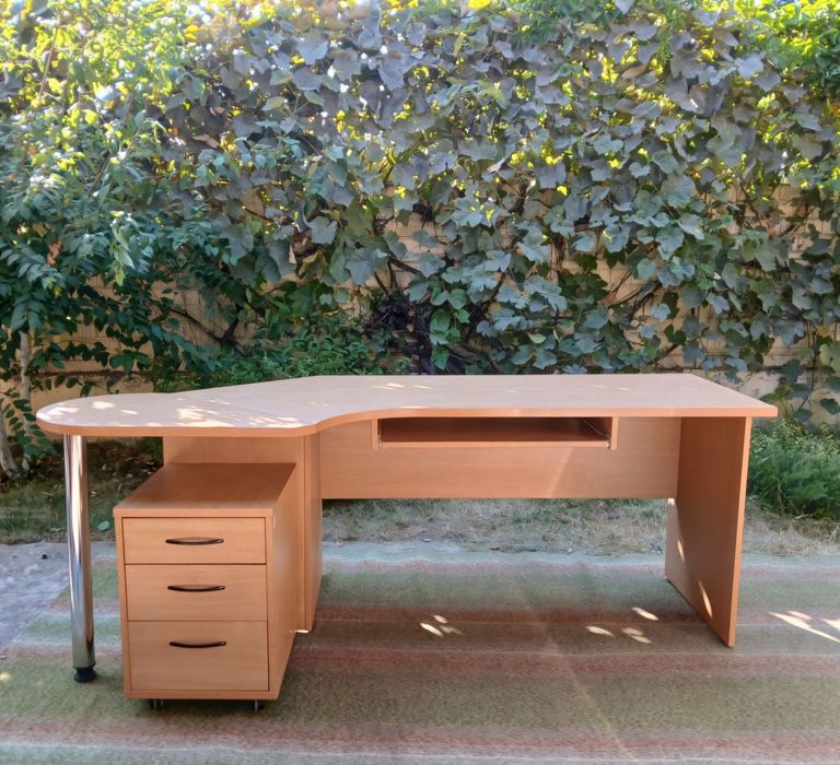 Стол офисный светлый