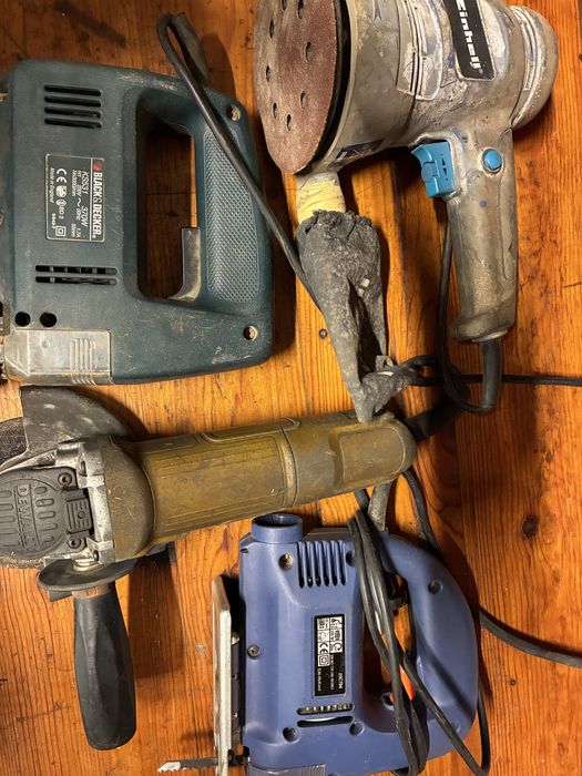 Conjunto de ferramentas elétricas para trabalhos de carpintaria e serralharia.