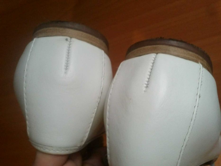 Продам   белые туфли/мокасины/лоферы Clarks