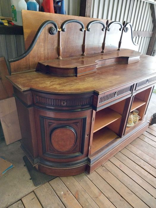 kredens drewniany rzeźbiony