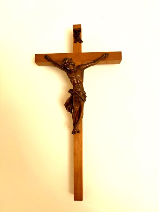 Crucifixo de madeira esculpida