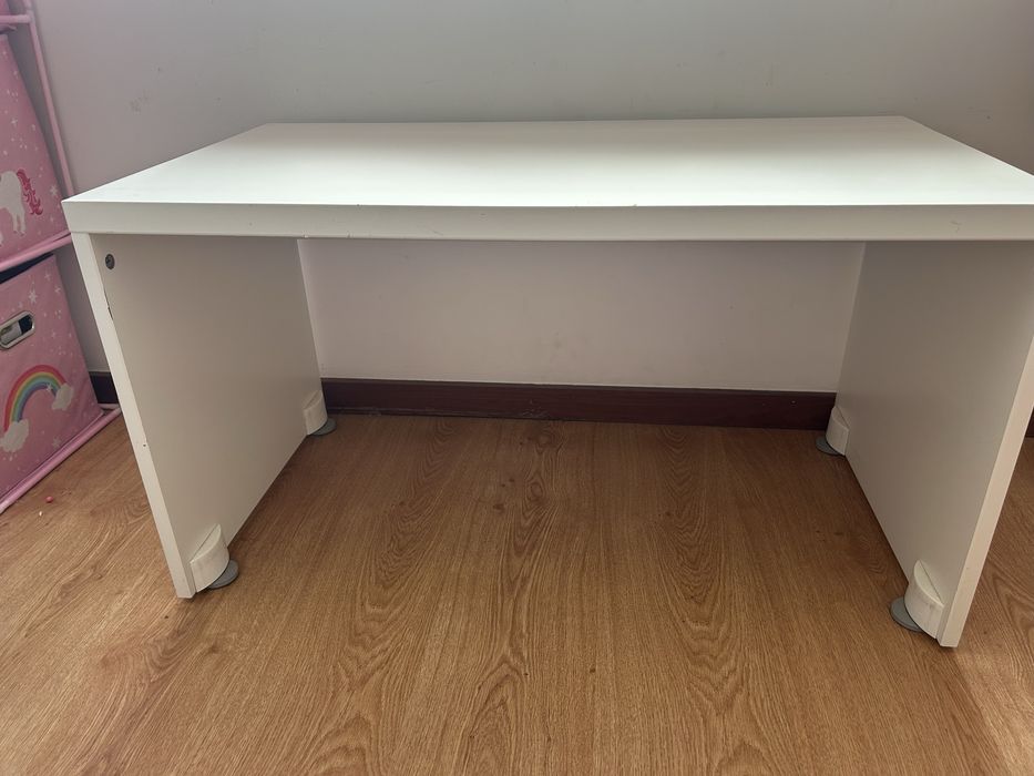 Secretaria de criança branca