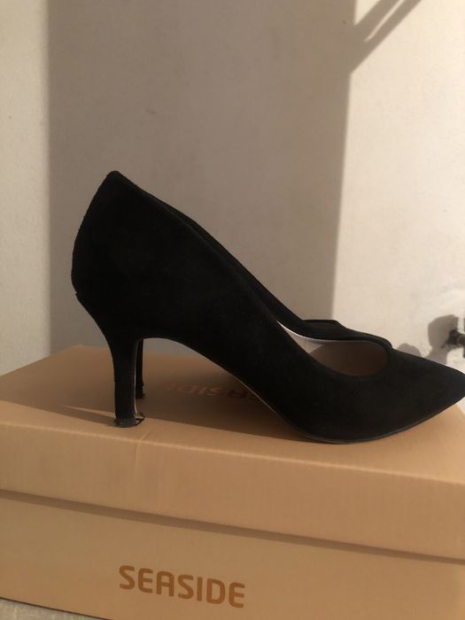 Sapato salto medio preto camurça