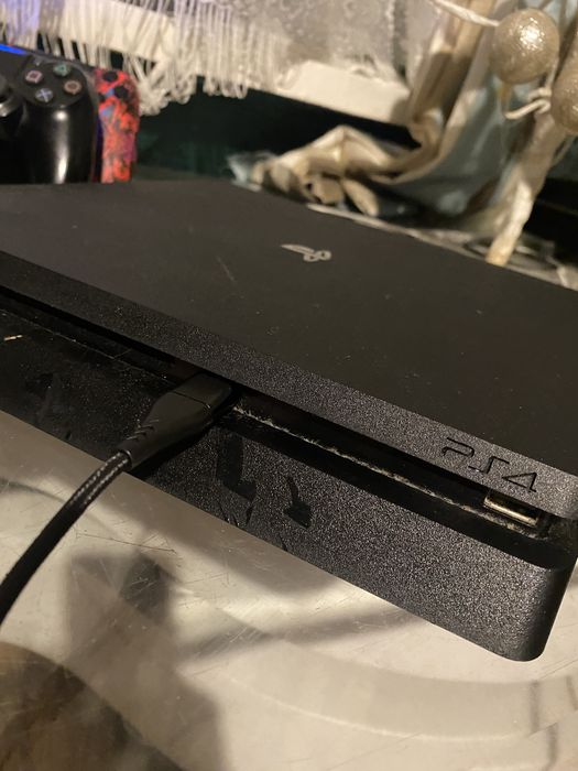 Ps4 slim 2 pady + stacja ladowania padów