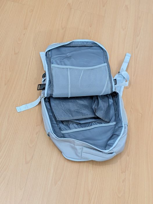 Mochila cinzenta, tamanho de bagagem de mão.