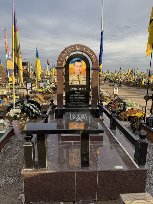 памятники,гранитные комплексы, плитка,оградки ,