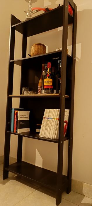 Estante com cinco prateleiras