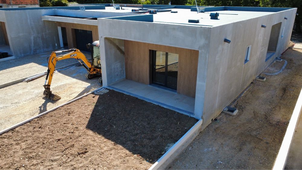 Moradia T4 geminada, térrea, com jardim e garagem em Condeixa-a-Nova