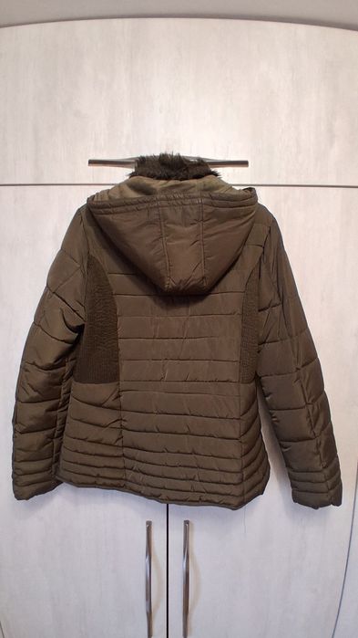 Kurtka damska w kolorze oliwkowym