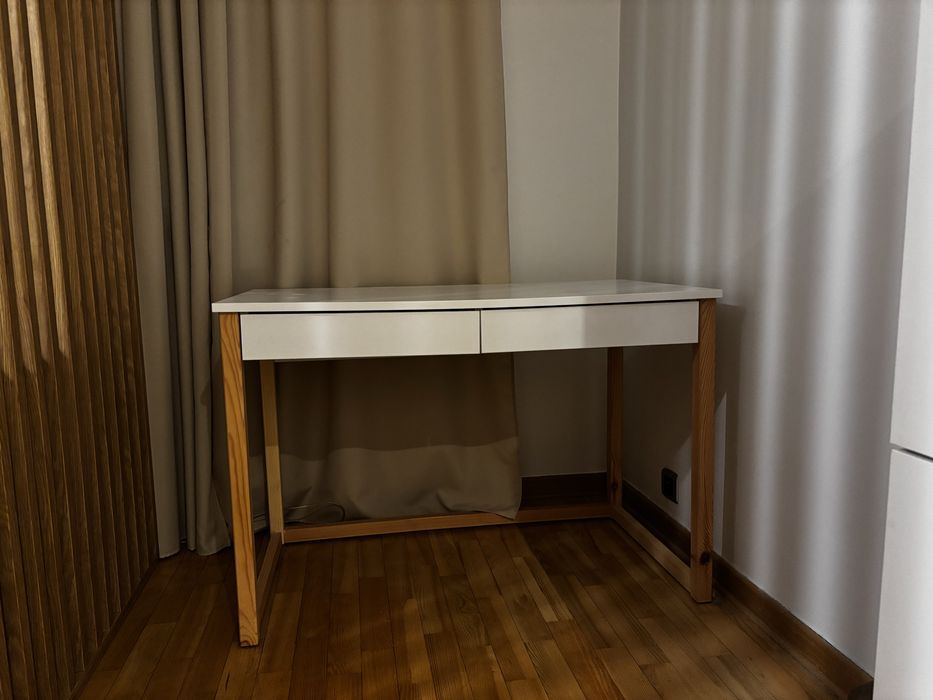 Piękne, biało-drewniane biurko