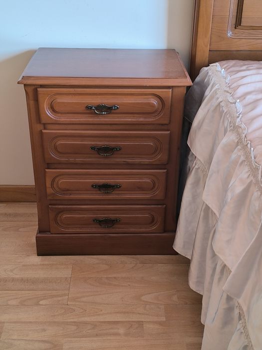 Mobília de quarto completo em madeira maciça