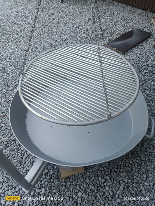 Grill ogrodowy z paleniskiem.