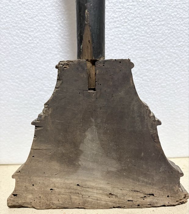 Antigo crucifixo em madeira com Cristo esculpido e policromado