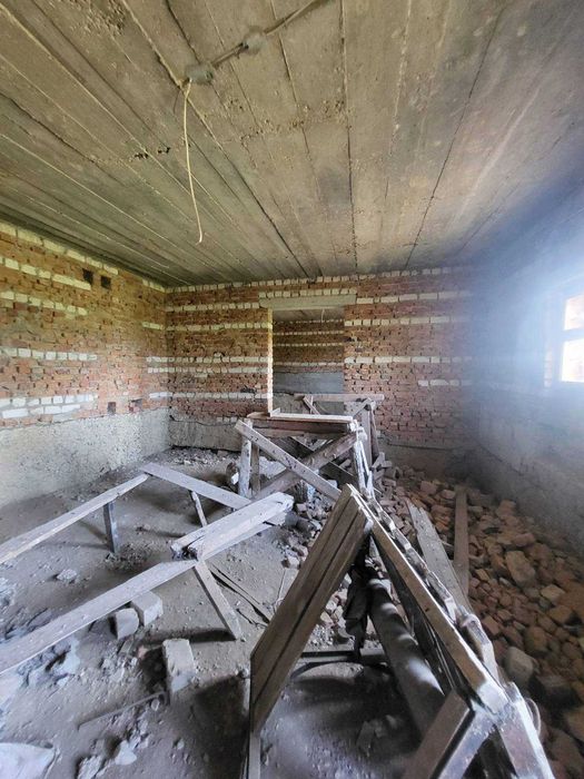 великий будинок з великою ділянкою(28сот) в с.Новий Милятин