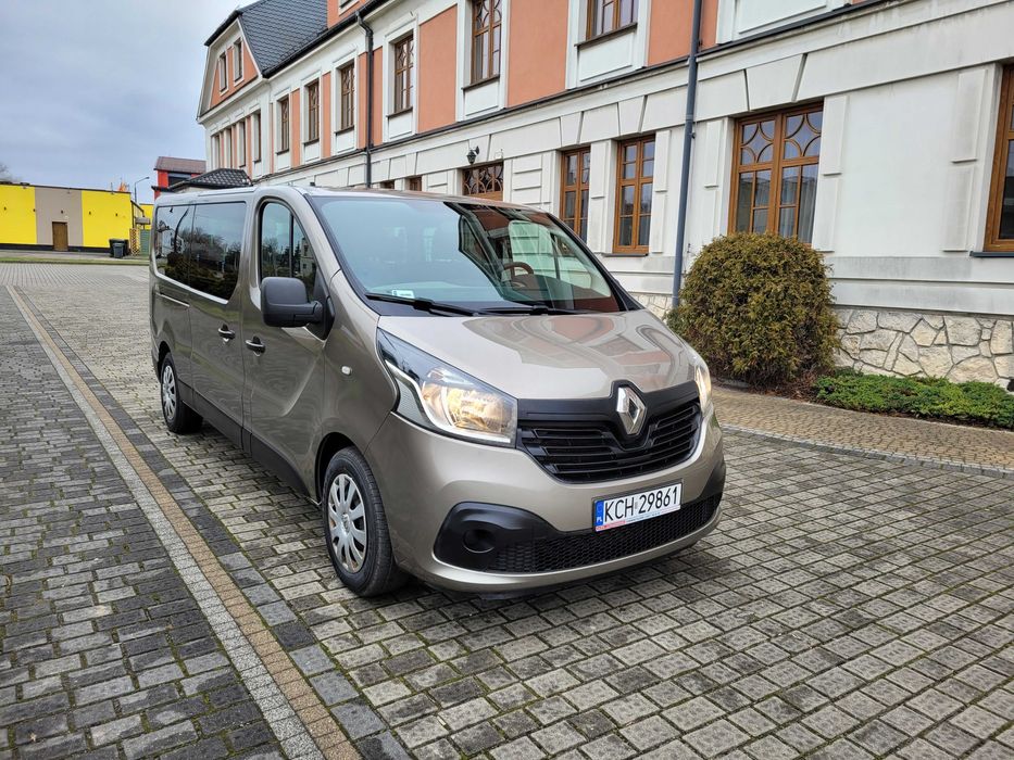 Licencjonowany przewóz osób. Wynajem busa z kierowcą.