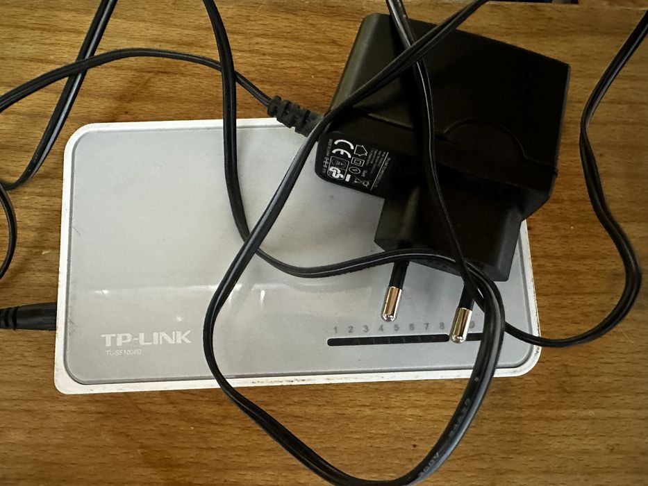 Робочий б/у коммутатор TP-Link TL-SF1008D