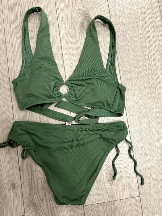 Купальник гарного зеленого кольору.