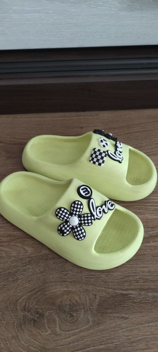 Летние яркие шлепки