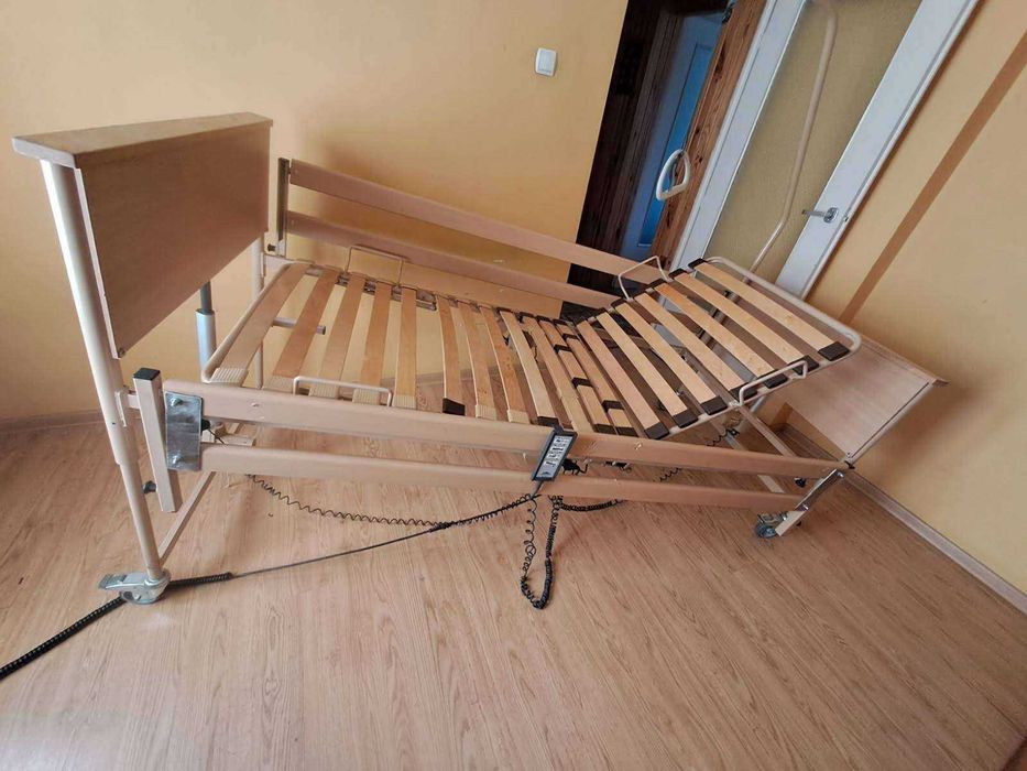 Łóżko rehabilitacyjne z materacem przeciwodleżynowym