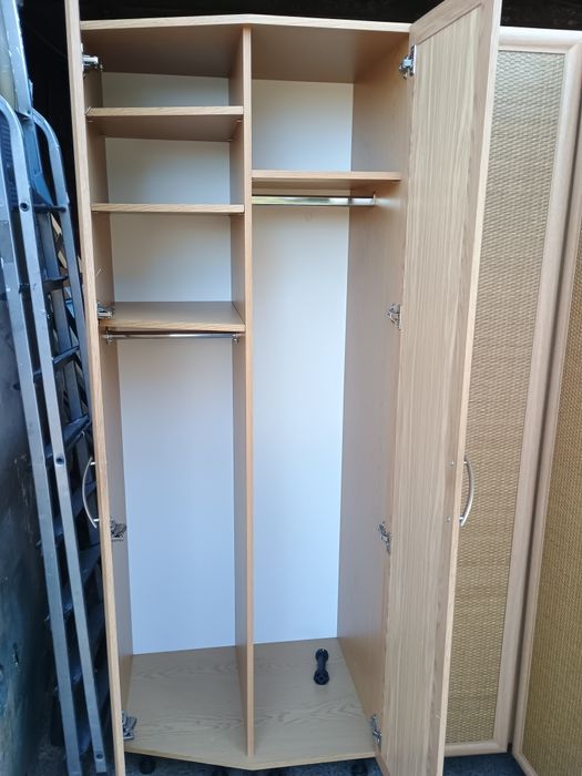 Szafa narożna z rattanowymi frontami 160 × 210 cm – bardzo pojemna