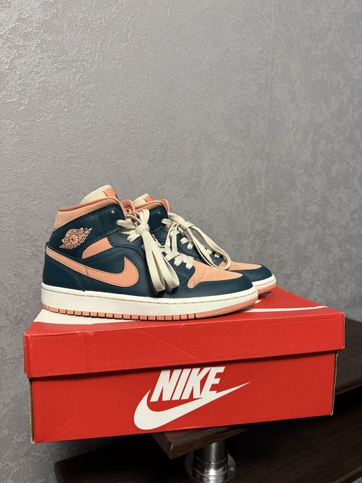 Продам кросівки жіночі Air Jordan 1 Mid Bq6472-308