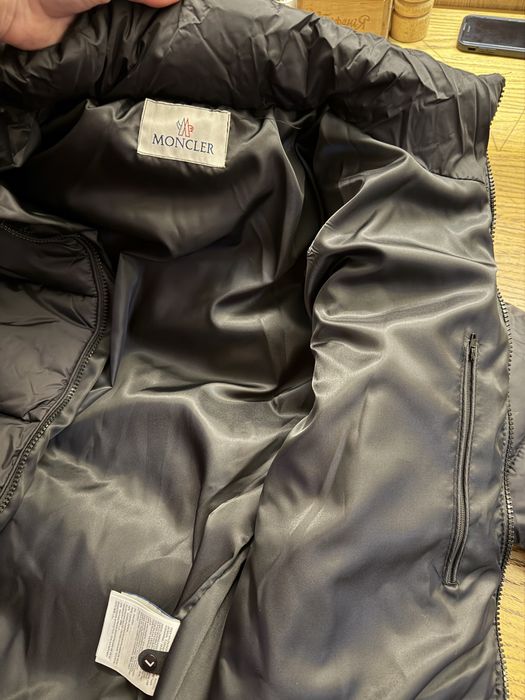 Пуховик бренду Moncler. Moncler