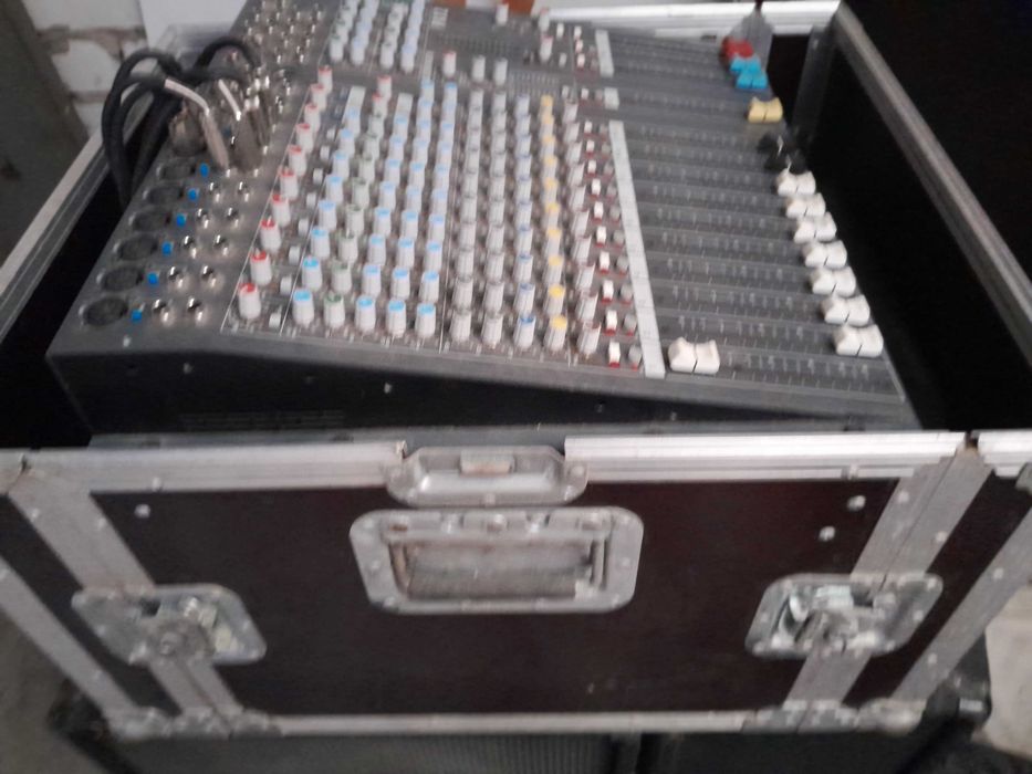 Акустична система в повному комплекті