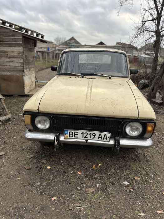 Москвич сел и поехал