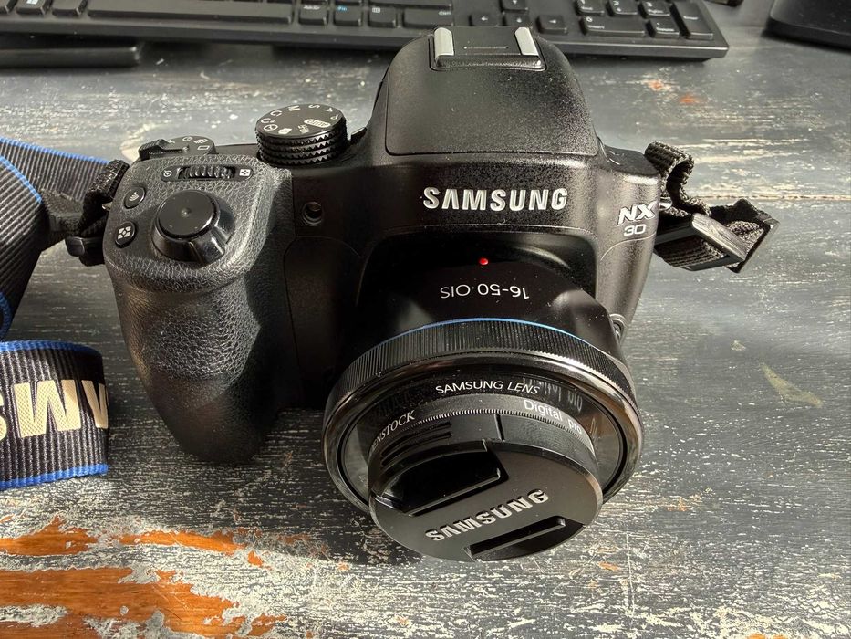 Samsung NX-30 z obiektywem 16-50 OIS 3.5-5.6