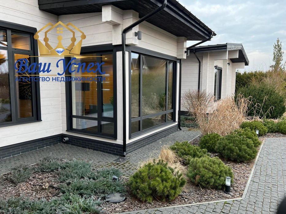 Продажа современного дома в городке с выходом на озеро.