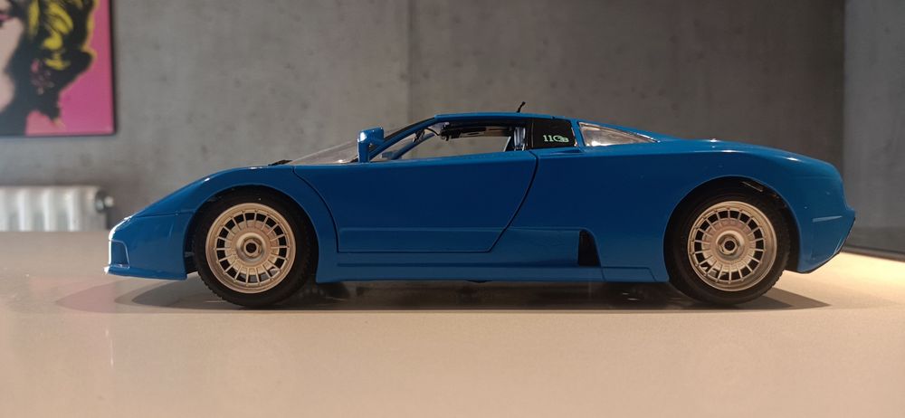 Bugatti EB 110, fabricado pela Bburago
