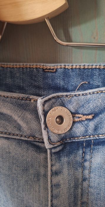 Jeansy damskie, jasnoniebieskie, ozdobne zamki na nogawkach, r. M