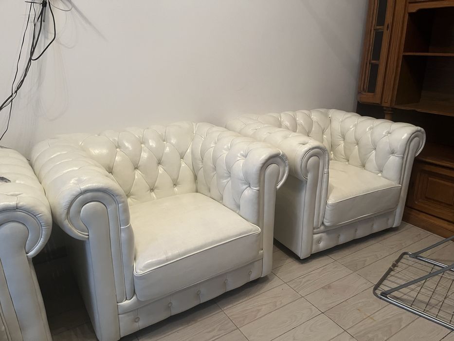 Продаётся стильный комплект мягкой мебели в классическом стиле Chesterfield — диван + 2 кресла.