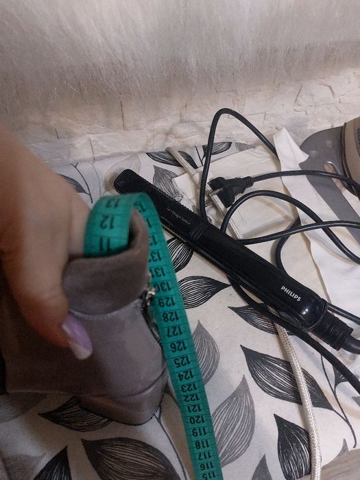 Продам жіночі ботінки.