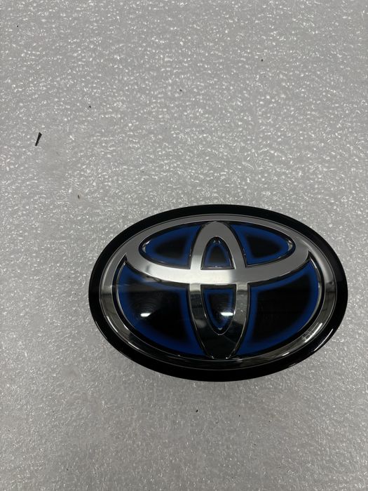 Toyota Corolla E21 Yaris IV emblemat pod radar przód znaczek logo