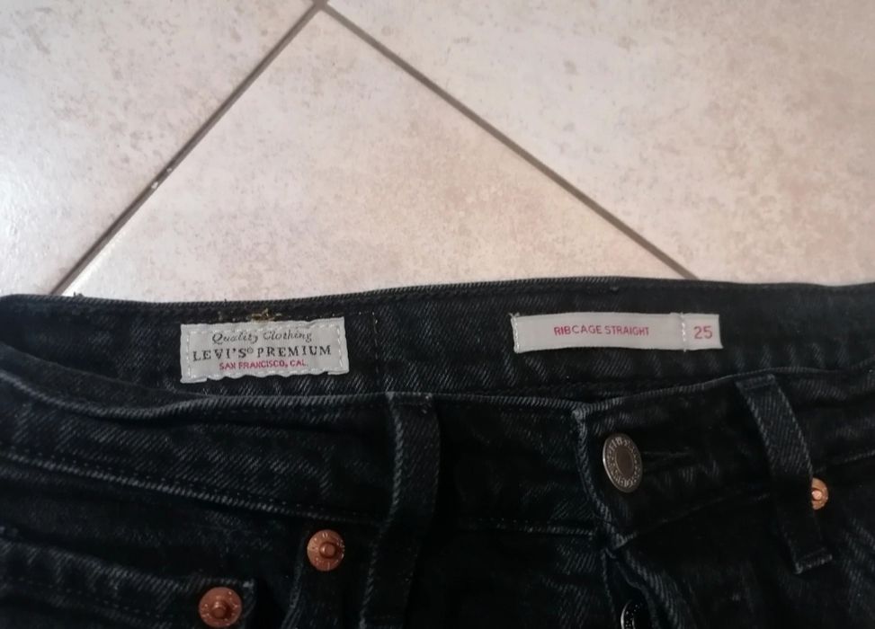 Spodnie Levis ze zdobieniami