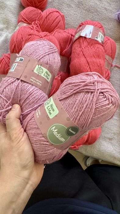 Włóczka akrylowa 100% akryl • miękka • różne kolory • 238 m / 100 g