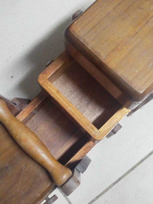 Costureirinha antiga em madeira em bom estado