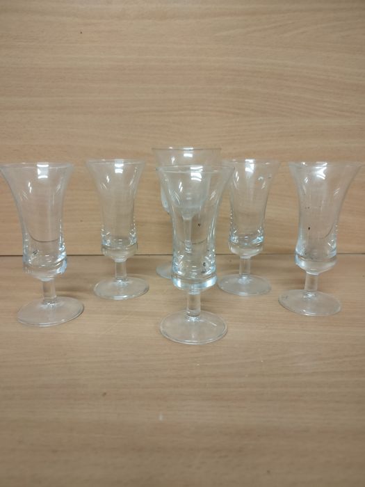 Copos de vidro para licor.