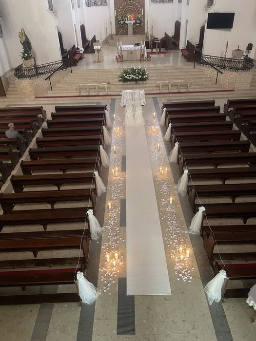 Dekoracja kościoła, biały dywan