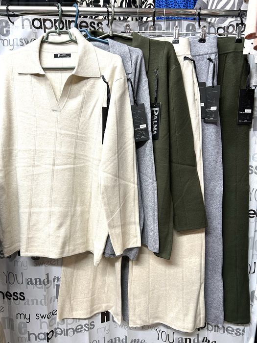 Костюм трикотажный с брюками палаццо, свободный крой.